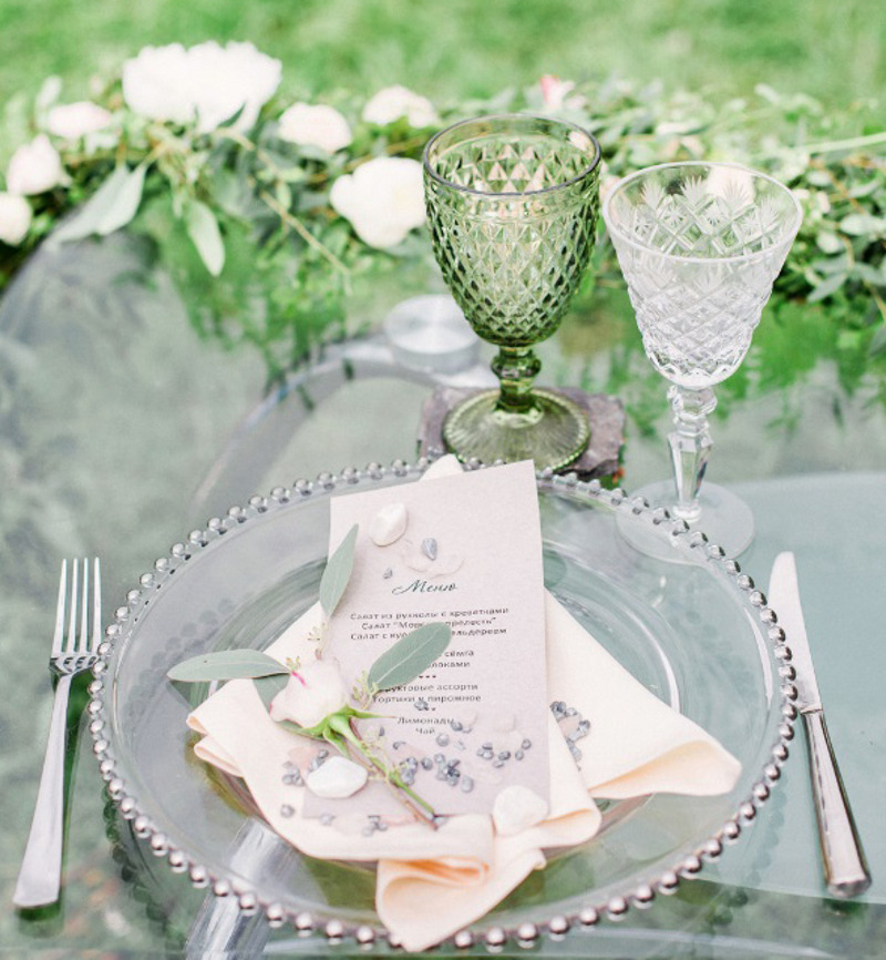 Сервировку стола тоже можно дополнить цветами