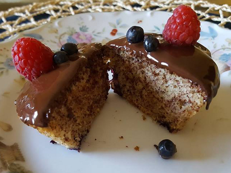 Бананово-шоколадные капкейки с ягодами