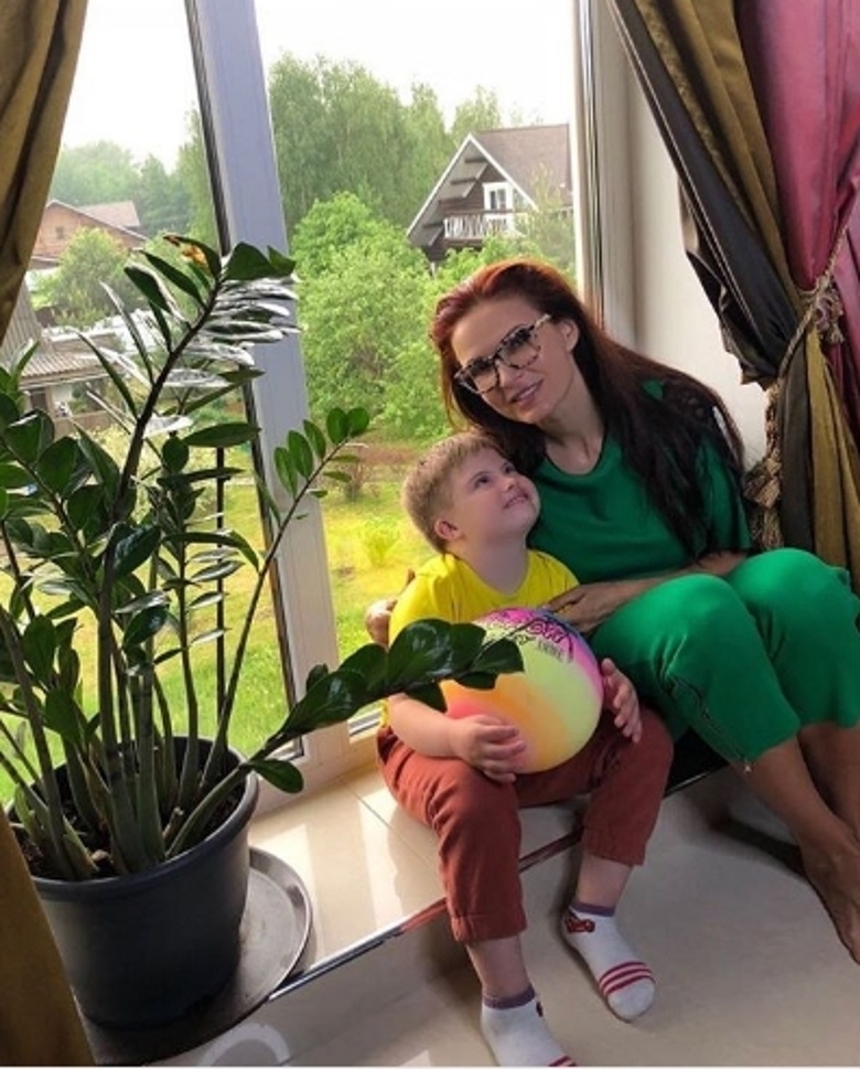 Эвелина Бледанс с сыном Семеном