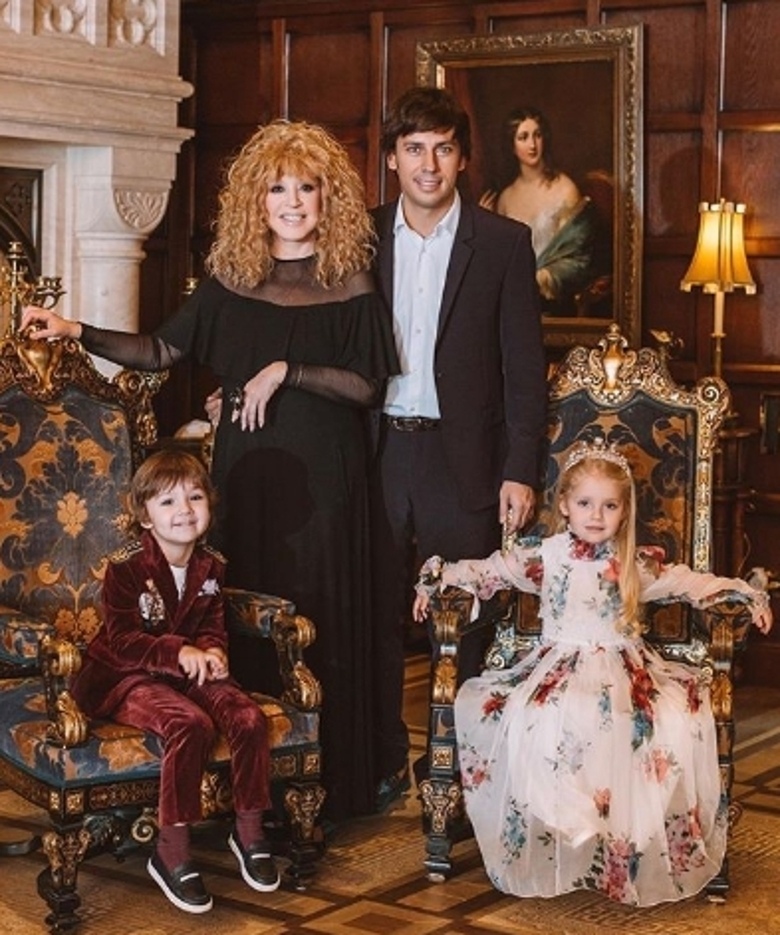 Алла Пугачева и Максим Галкин с детьми