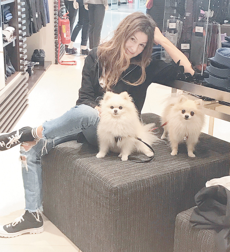 У помаранских шпицев, которые живут в семье Жанны, уже появилось потомство, и таким образом в доме телеведущей стало три собаки