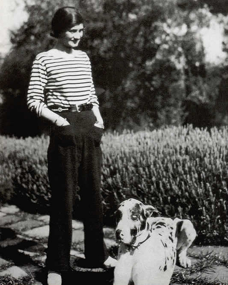 Отец прозвал Габриэль Коко (цыпленок по-французски) за маленький рост и худобу