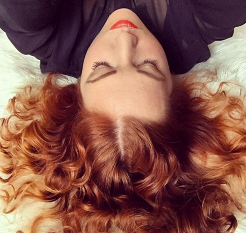 Жесткие локоны снова в моде