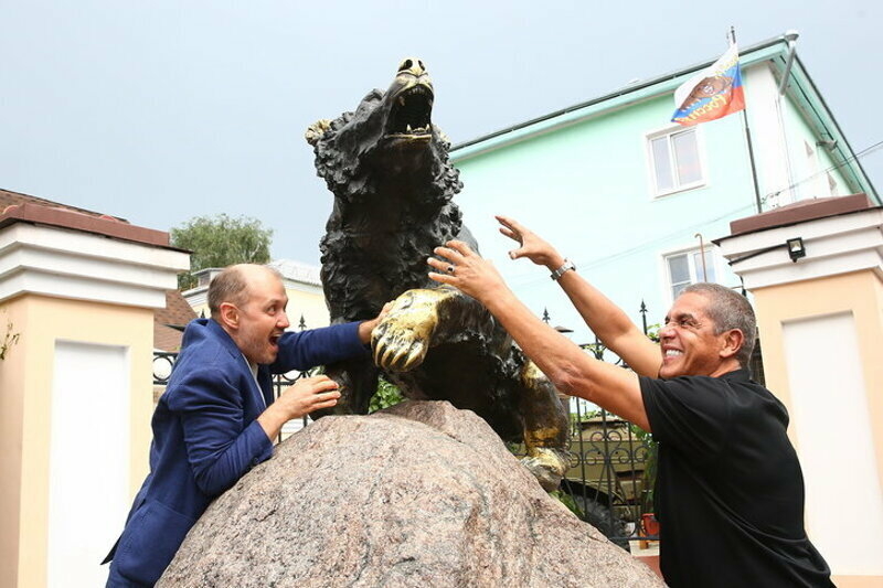 Компанию французскому гостю во время путешествия по Ярославлю составил президент кинофестиваля , актер Александр Ковтунец