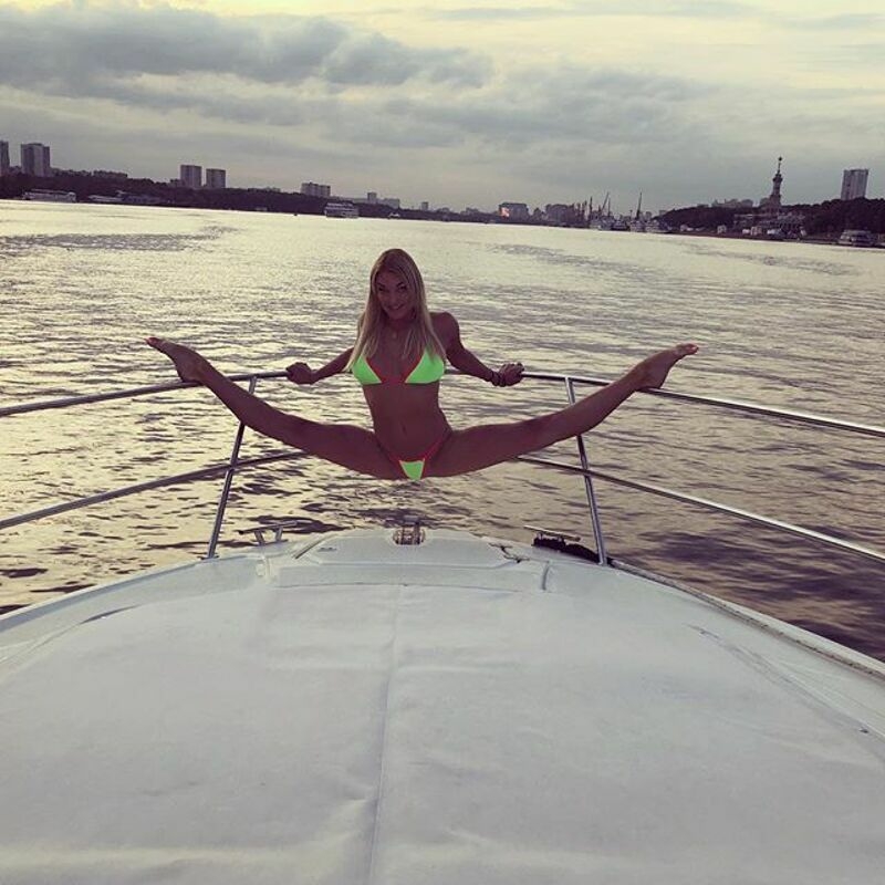 Балерина похвасталась растяжкой