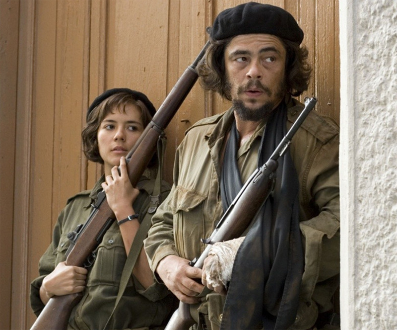 В картине Стивена Содеберга «Че» роль революционера исполнил Бенисио дель Торо