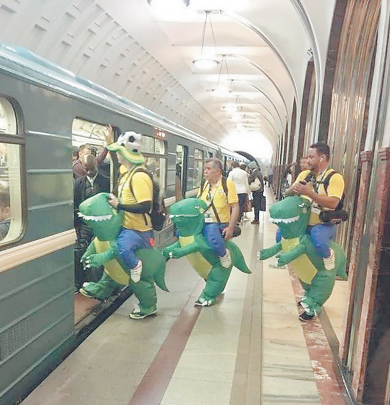 Фото болельщиков в весьма странных нарядах собрали огромное количество просмотров в социальных сетях