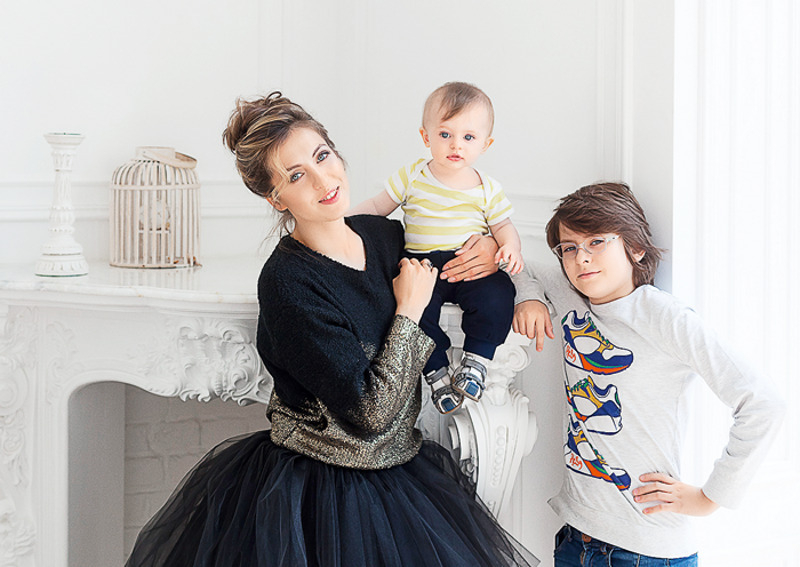 С сыновьями. Старшему, Василию, уже двенадцать, а младший, Савелий, появился на свет полтора года назад