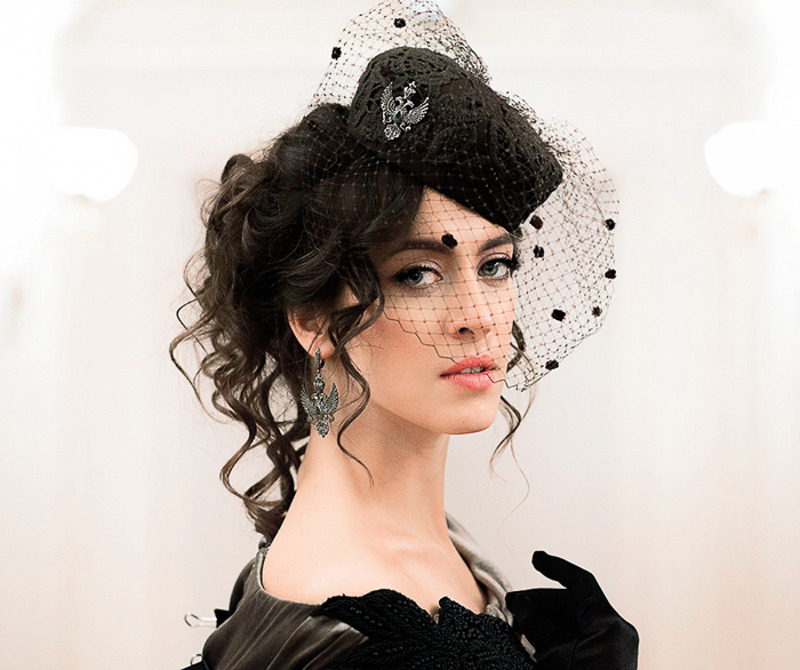 С такой эффектной внешностью несложно создавать образ роковой красавицы