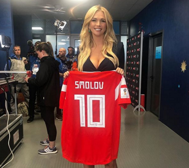 Виктория Лопырева с подарком от Федора Смолова