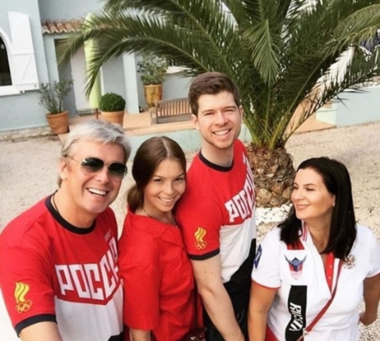 ЕКАТЕРИНА СТРИЖЕНОВА С МУЖЕМ, ЗЯТЕМ И СТАРШЕЙ ДОЧЕРЬЮ