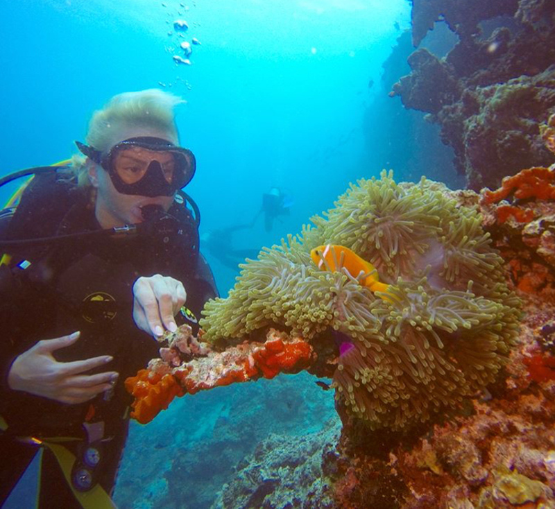 Певица свободно ныряет на глубину