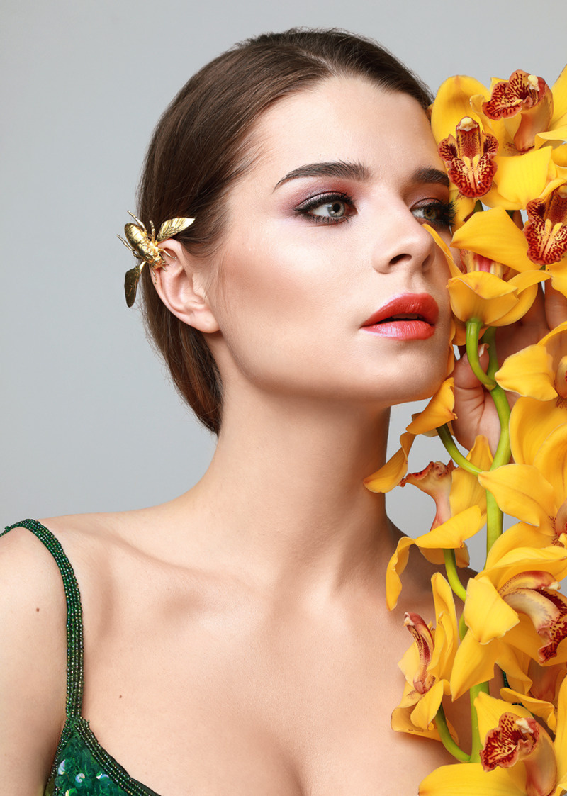 Платье, alla couture; серьга, Edem