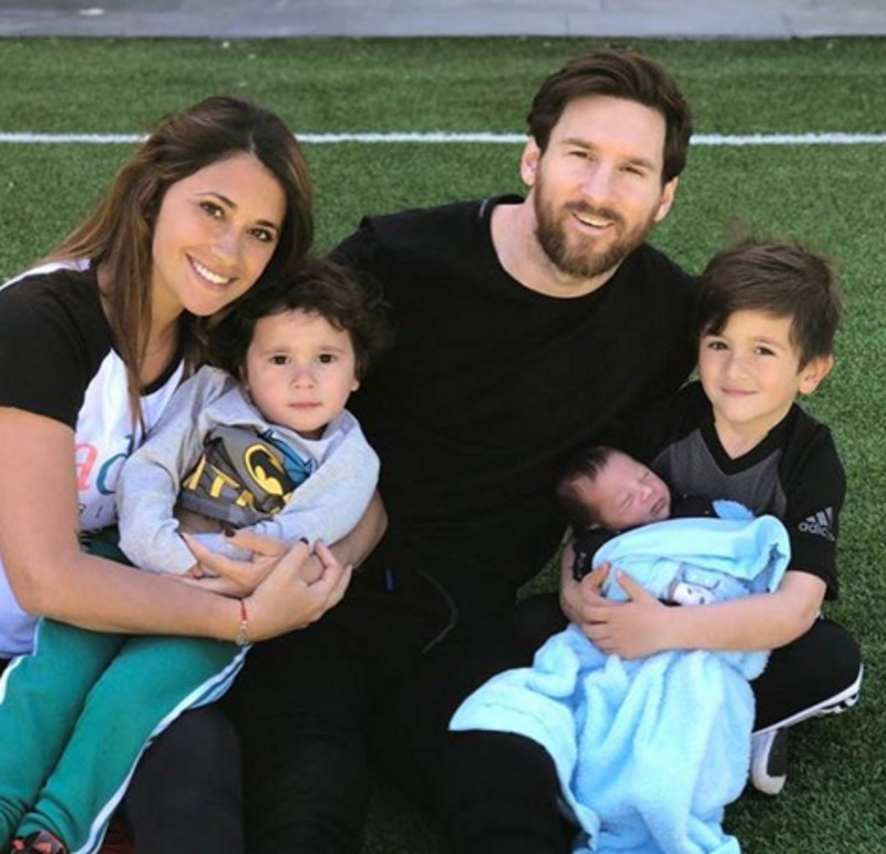 Сейчас в семье футболиста уже три сына, и многие шутят, что Месси растит свою команду. Однако Лионель и его супруга мечтают и о дочке