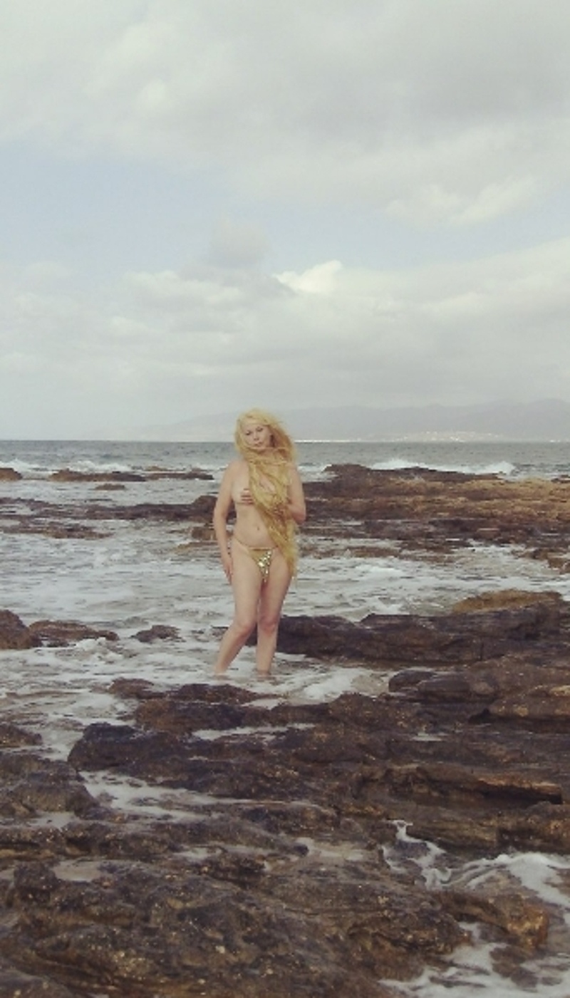 Кондулайнен позировала топлес в образе Афродиты