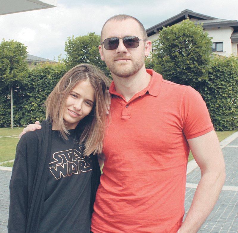 В сериале «Бывшие» Любовь Аксенова сыграла девушку из богатой семьи, попавшую на реабилитацию в клинику для алкоголиков и наркоманов. В роли психолога, с которым у героини актрисы разворачивается бурный роман, выступил Денис Шведов