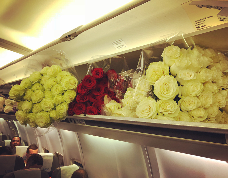 Салон был забит цветами