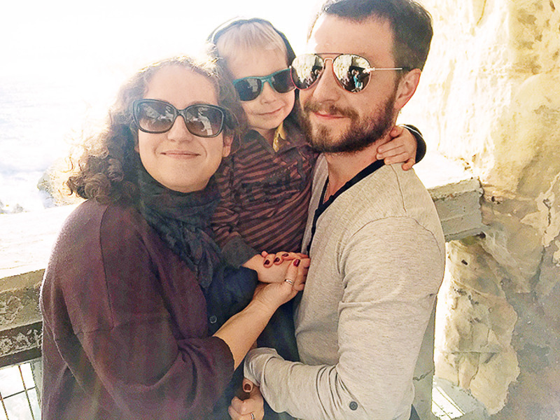 Вся семья с удовольствием путешествует вместе, открывая новые страны и горизонты