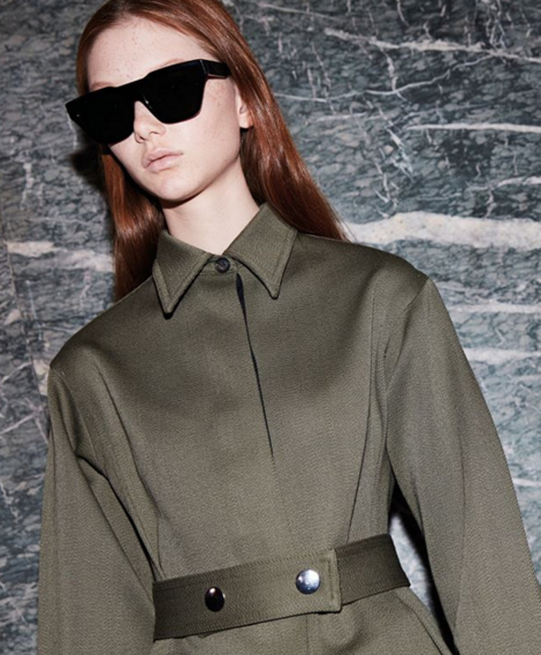 Виктория Бекхэм включила военную эстетику в свою новую коллекцию