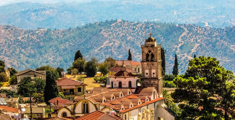 На острове развиты народные промыслы. К примеру, удивительной красоты деревня Лефкара славится кружевом ручной работы