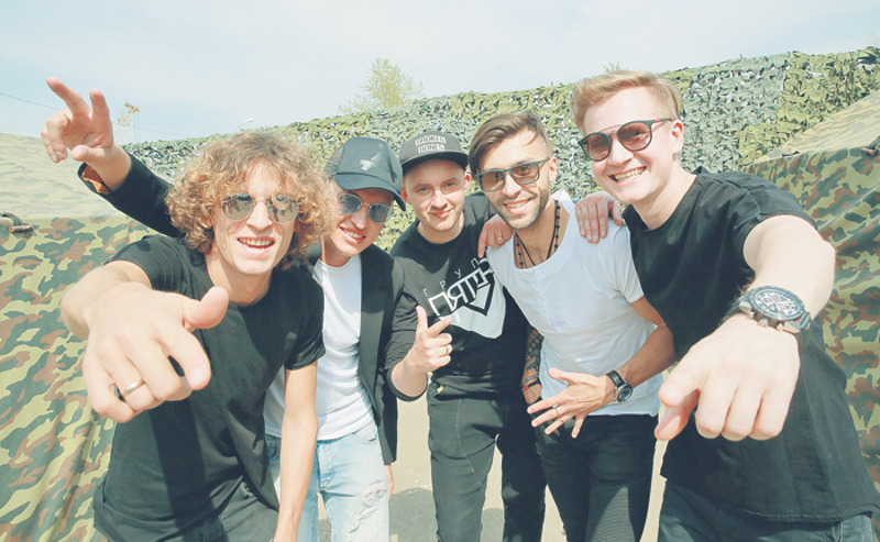 Вокальная группа «Пятеро» порадовала окружающих исполнением песен а капелла