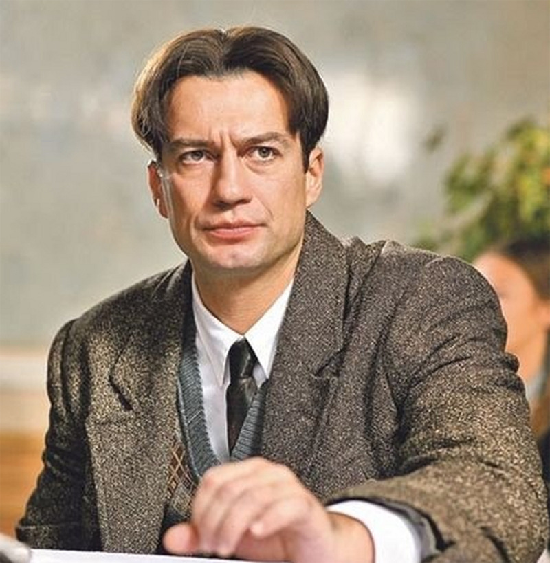 В роли Владимира Маяковского в одноименном сериале