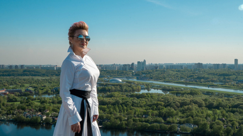 Ради завораживающих пейзажей певице пришлось забраться на крышу высотного здания