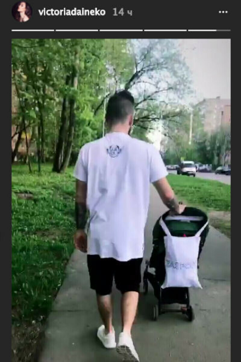 Певица позволила мужчине увидеть дочь