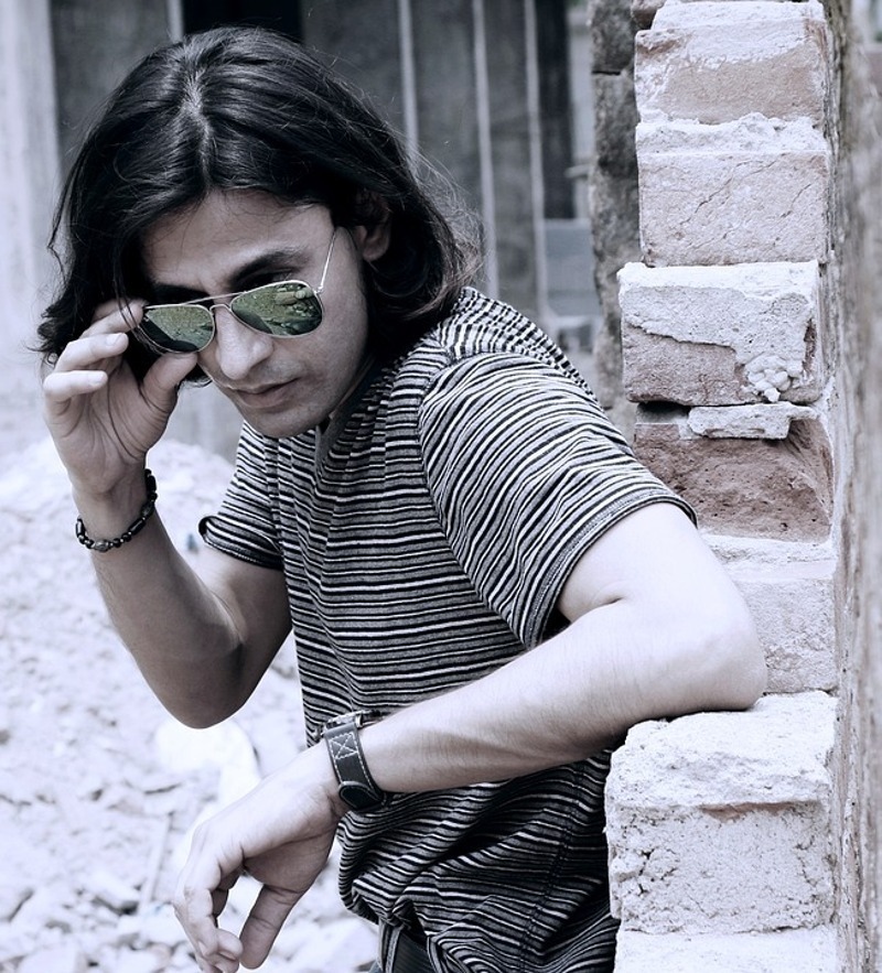 Прихорашиваясь, пытается понравиться