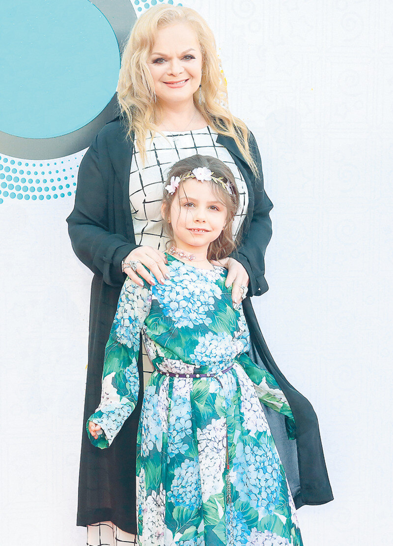 Лариса Долина с внучкой