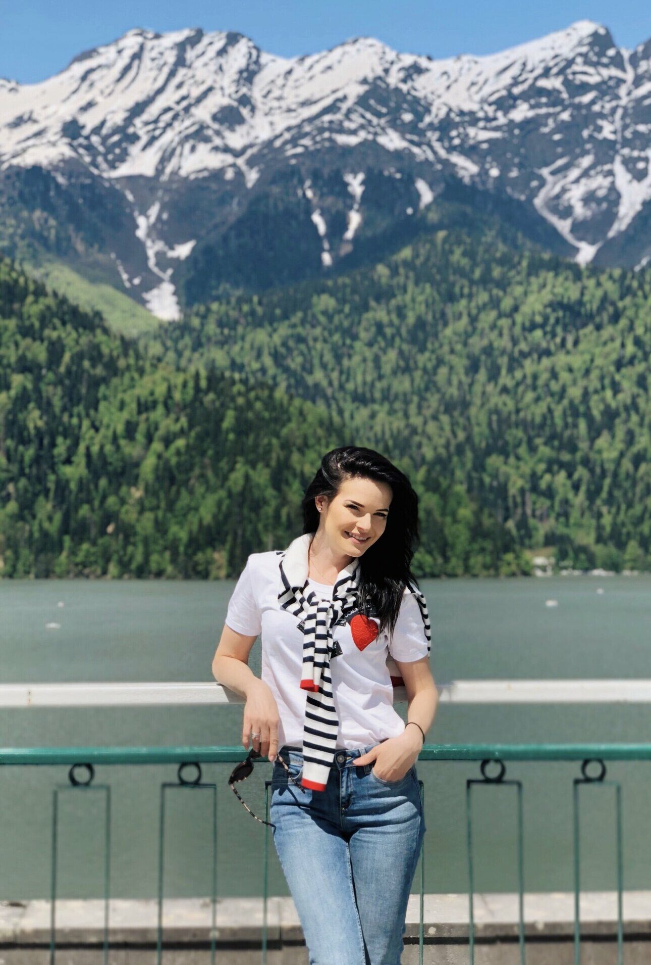 Анна Пескова на озере Рица