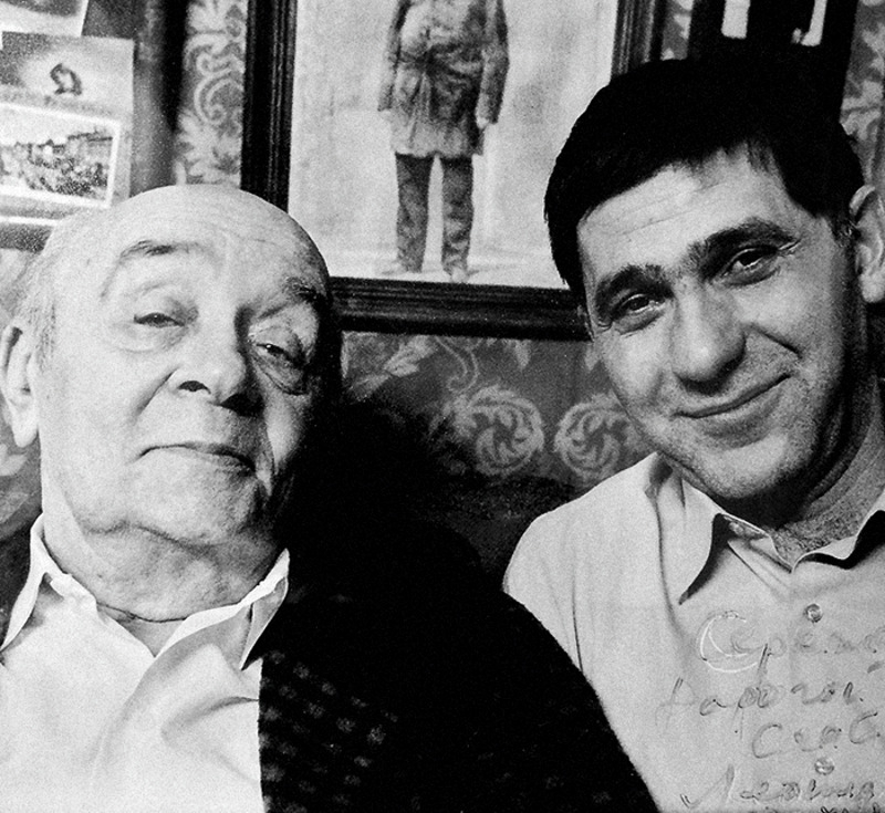 С Леонидом Броневым актер познакомился на съемках фильма «Простые вещи». На память о встрече осталась эта фотография с личным автографом