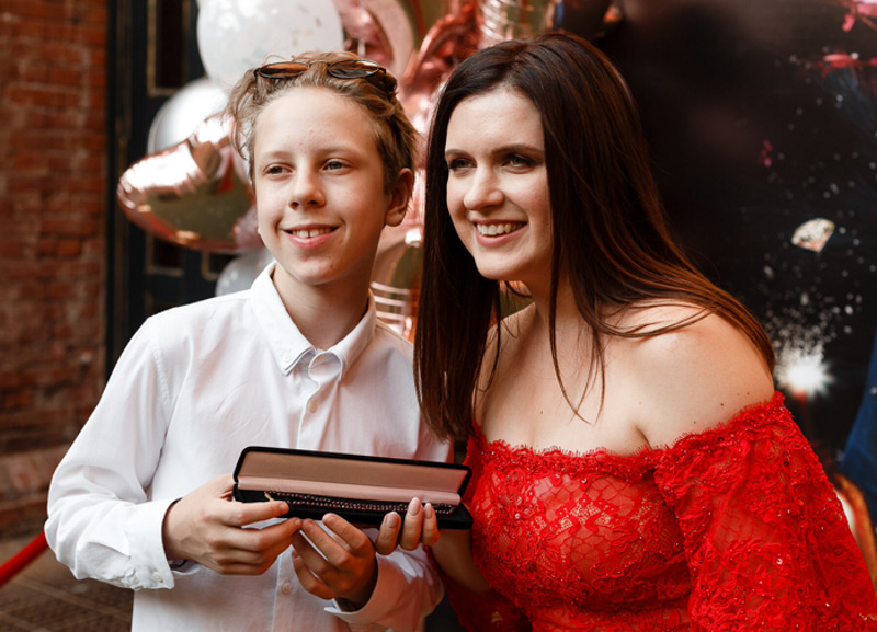 Сын Юра подарил Денисовой бусы, сделанные своими руками