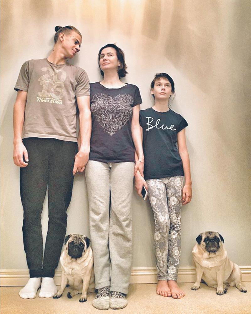 С детьми от первого брака, 18-летним Даниилом и 12-летней Глашей