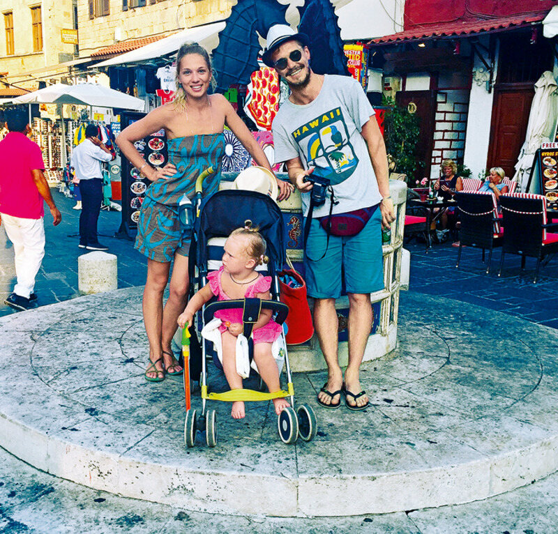 Актер признается, что с близкими людьми бывает абсолютно несдержан. Но обожает свою семью: жену Ксению и дочку Марусю