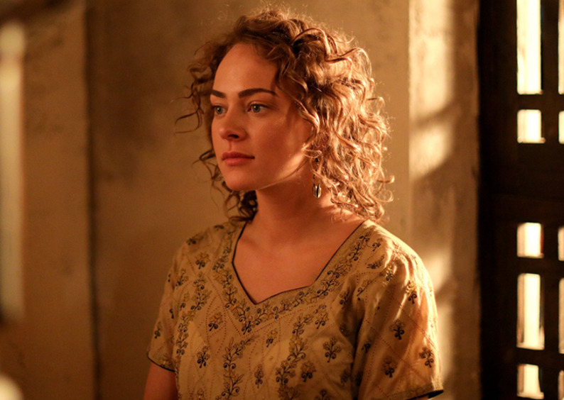 Аглая Тарасова сыграла главную роль Ани , которая оказалась втянута в политическую игру