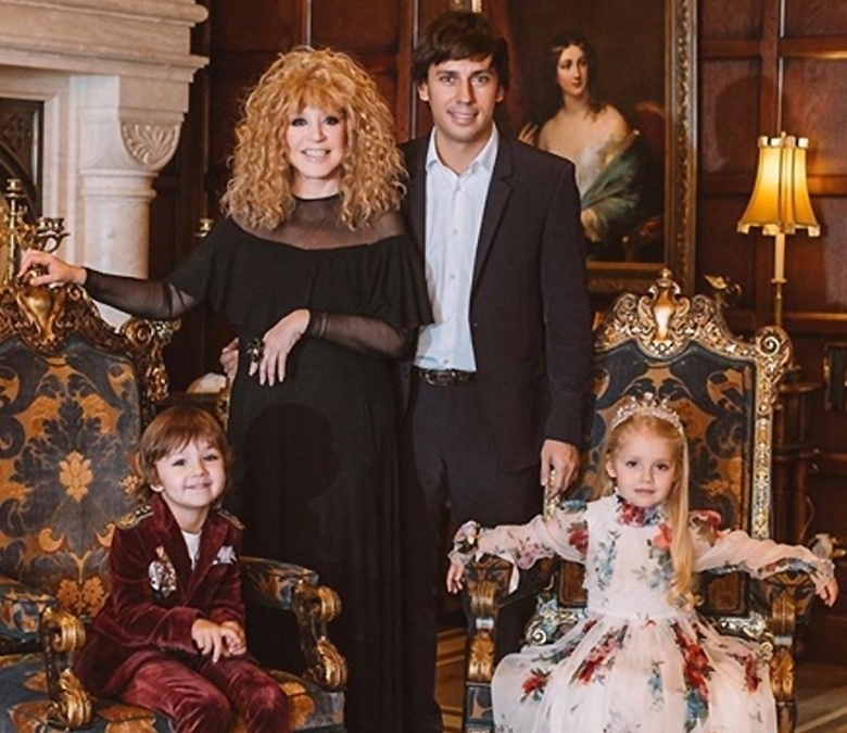 АЛЛА ПУГАЧЕВА И МАКСИМ ГАЛКИН С ДЕТЬМИ