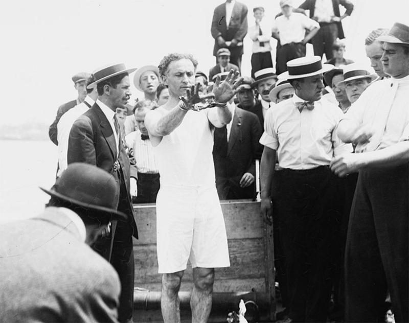 Представления всегда собирали много народу и прессу