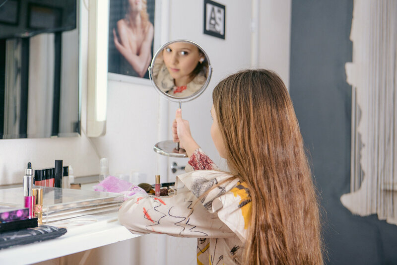В детском макияже допустима минеральная пудра с легкой текстурой, которая наносится тончайшим слоем, словно вуаль