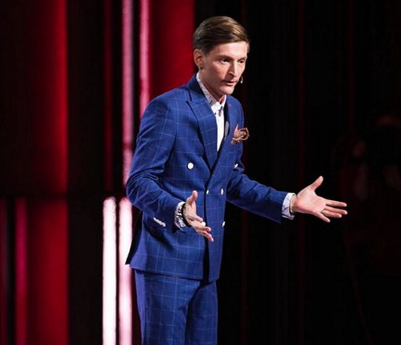 Павел Воля одним из первых в нашей стране стал дополнять свои выступления элементами стендапа, подшучивая над публикой в зале