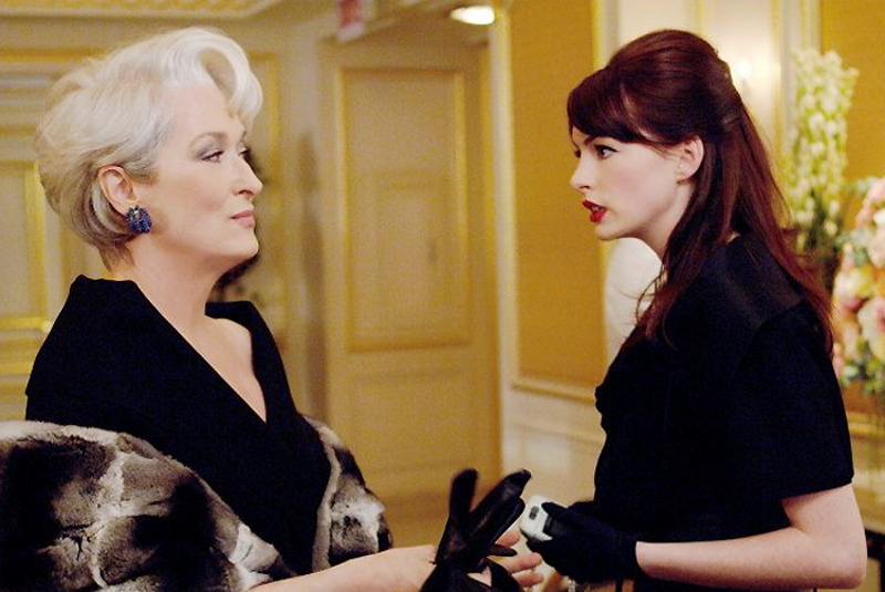Хэтэуэй в компании Мэрил Стрип в фильме «Дьявол носит Prada»