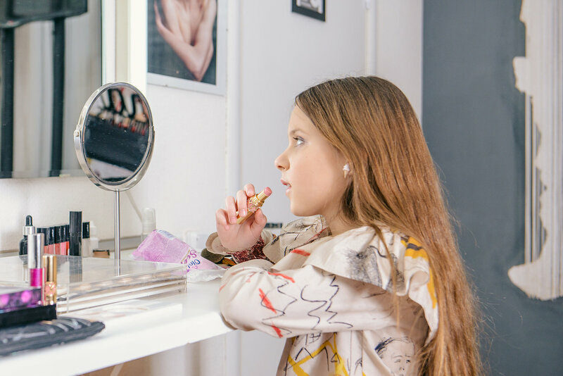 Ни в коем случае нельзя красить губы яркими красными или темными цветами - это выглядит нелепо и грубо