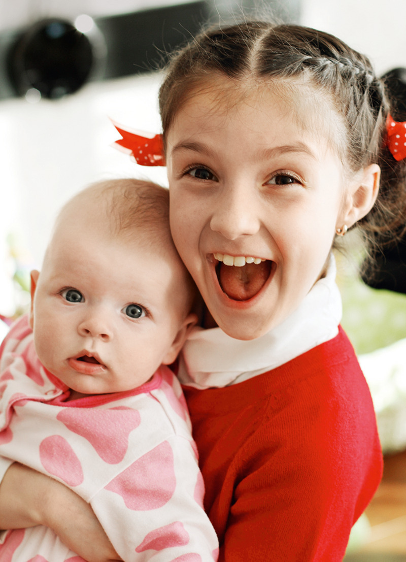 А ее младшие сестра Таисия и брат Арсений выступают героями ее клипов