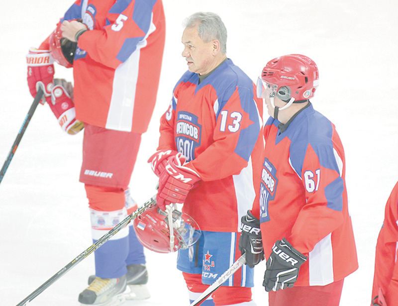 Министр обороны России Сергей Шойгу — давний друг Вячеслава Фетисова и увлеченный хоккеист