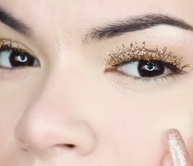 Блестки на ресницах - это что-то новенькое!