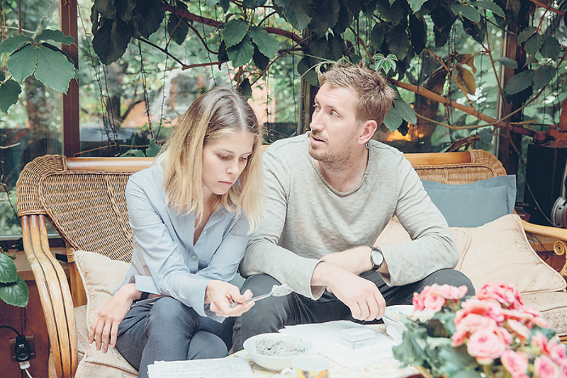 В сериале «Живой» Кирилл сыграл журналиста, который ведет рискованные расследования. На фото с актрисой Дианой Пожарской, которая также занята в проекте