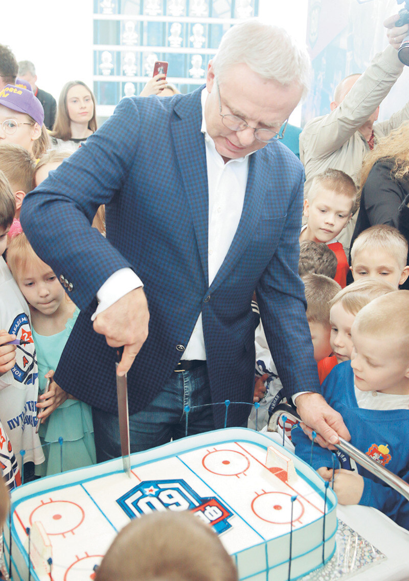 Перед матчем Фетисов устроил чаепитие с юными хоккеистами спортивных школ Москвы и Подмосковья