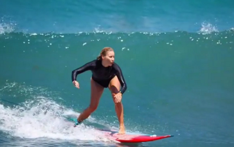 ...Но и занимается серфингом