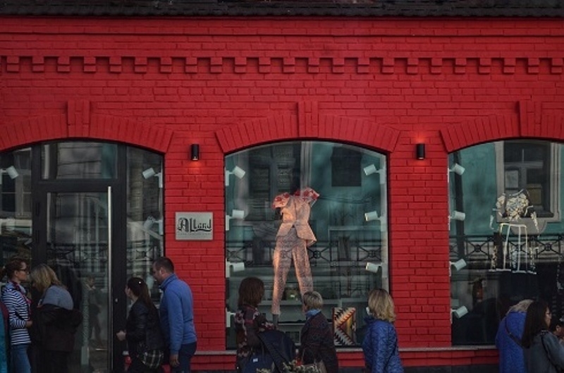 Манекены обезглавили