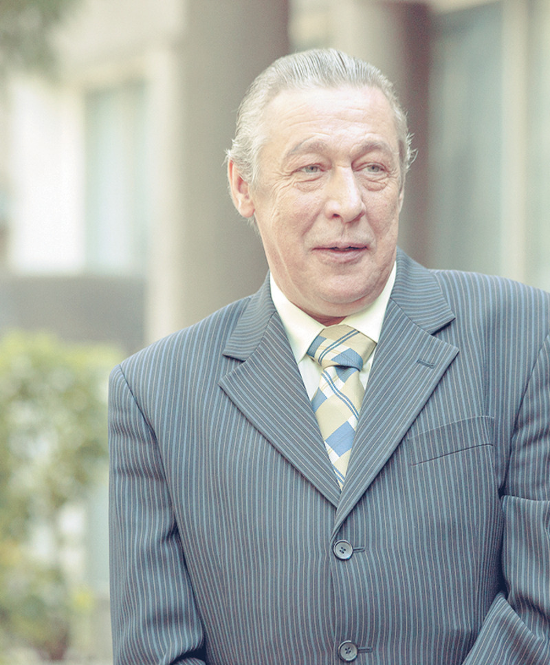 Директора ансамбля «Березка» играет непревзойденный Михаил Ефремов